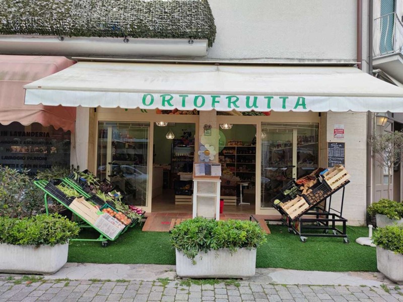 Attività commerciale in Vendita a Pisa, zona Tirrenia, 25'000€, 100 m²