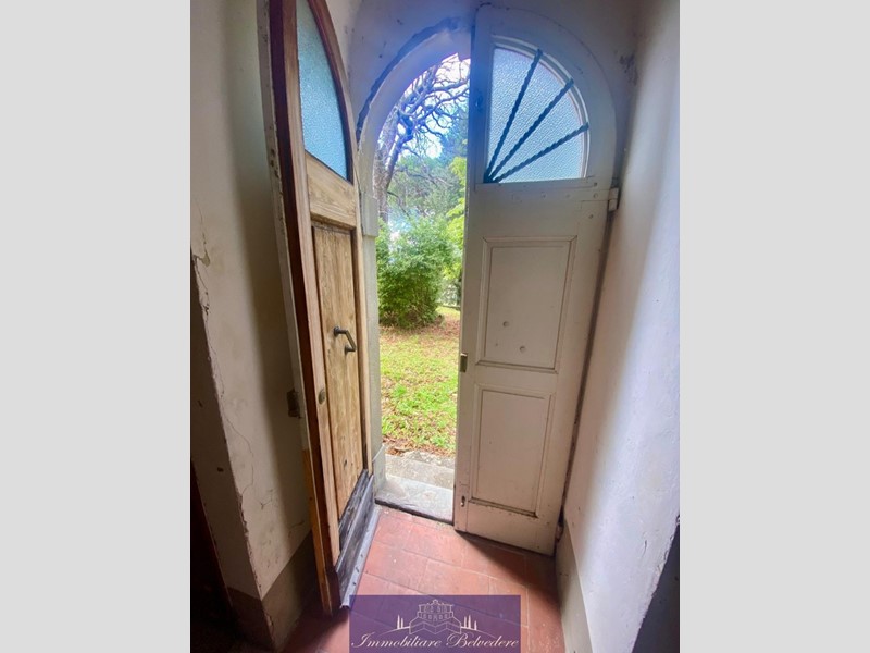 Casa Indipendente in Vendita a Reggello, 264'000€, 450 m²