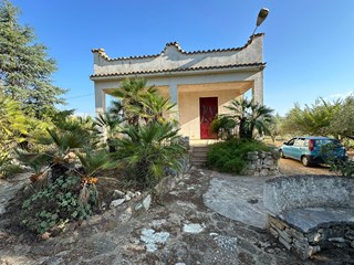 Villa in Vendita a Alcamo, zona STRADA STATALE 113, 67'000€, 93 m², arredato