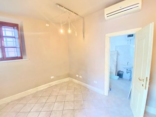 Ufficio in Affitto a Ponsacco, 390€, 35 m²