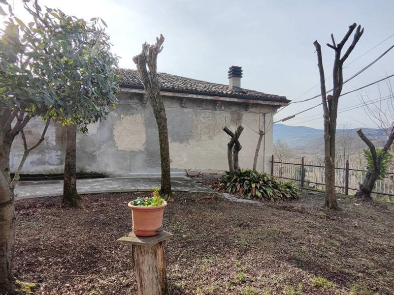 Casa Indipendente in Vendita a Gropparello, 98'000€, 214 m²