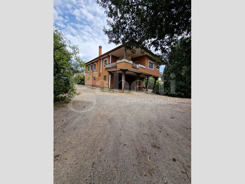 Villa in Vendita a Sermoneta, 530'000€, 1000 m²