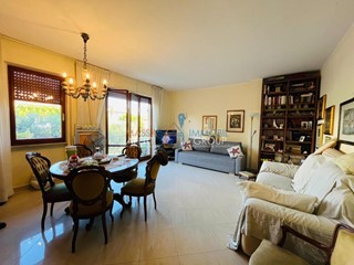 Appartamento in Vendita a Massa, zona Marina Di Massa, 329'000€, 140 m²