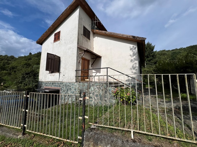 Casa Indipendente in Vendita a Urbe, 90'000€, 238 m², con Box