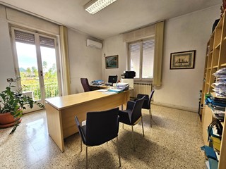 Appartamento in Vendita a Sarzana, zona Centro, 250'000€, 166 m²