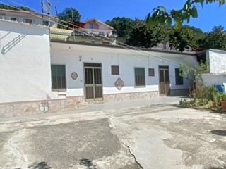Casa Indipendente in Vendita a Lamezia Terme, 170'000€, 220 m²