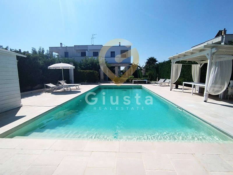 Villa bifamiliare in Vendita a Brindisi, zona Paradiso, 550'000€, 205 m²