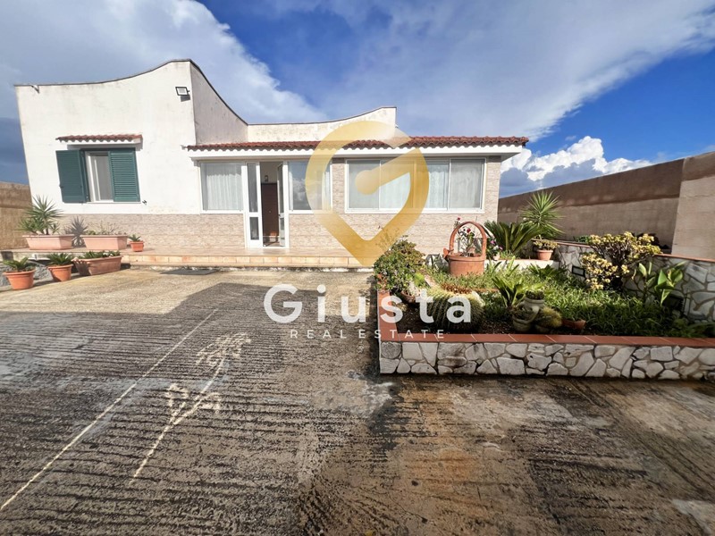 Villa in Vendita a Brindisi, zona S. Elia, 209'000€, 140 m²