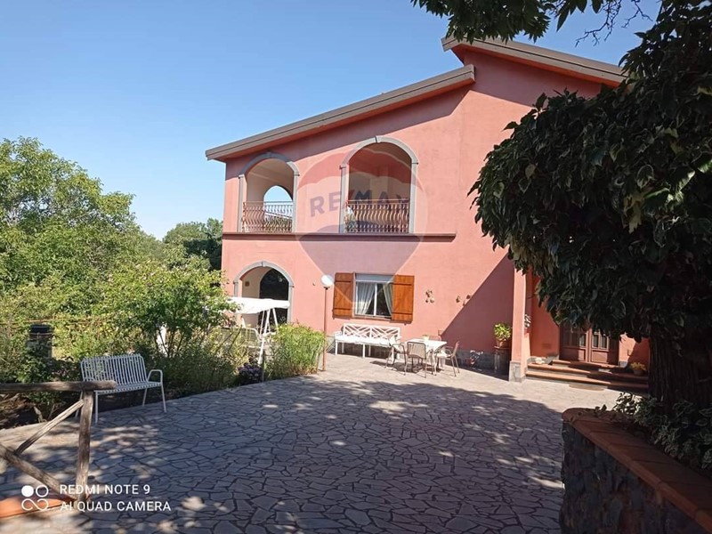 Villa in Vendita a Adrano, 215'000€, 260 m²