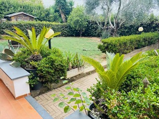 Villa bifamiliare in Vendita a Livorno, zona Montenero, 497'000&euro;, 175 m², arredato, con Box