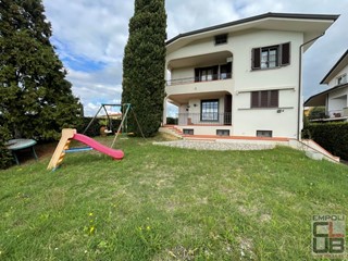 Villa bifamiliare in Vendita a Cerreto Guidi, 580'000€, 300 m², con Box