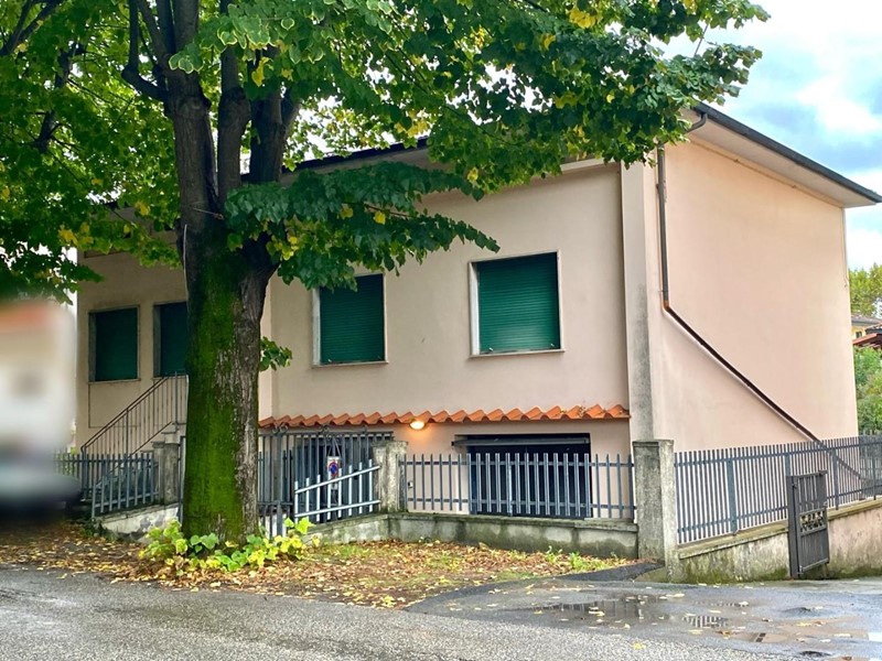 Casa Indipendente in Vendita a Santa Maria a Monte, zona Montecalvoli Basso, 235'000€, 180 m², con Box