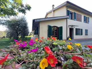 Villa in Vendita a Empoli, zona Serravalle, 780'000€, 330 m²