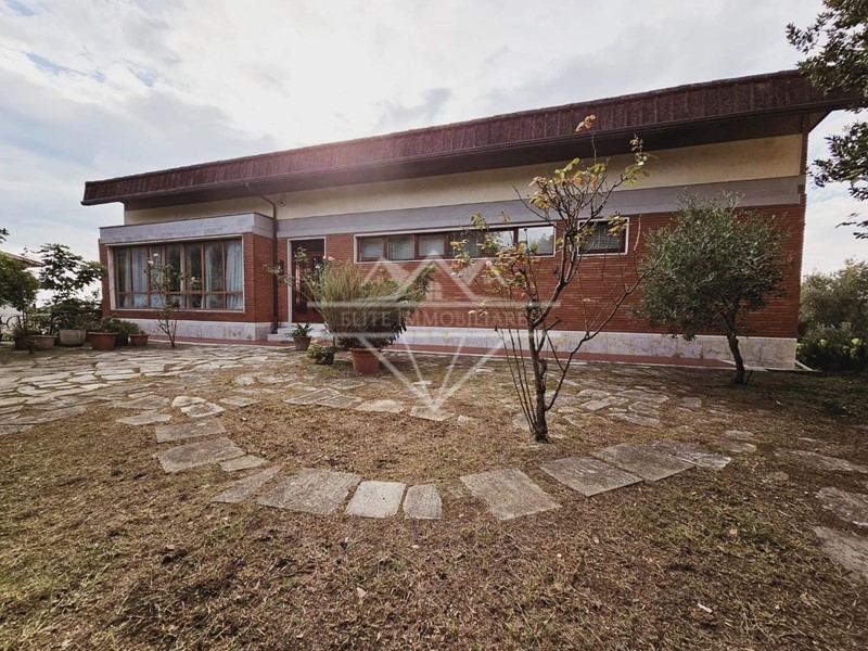 Casa Indipendente in Vendita a Massa, 450'000&euro;, 230 m², arredato