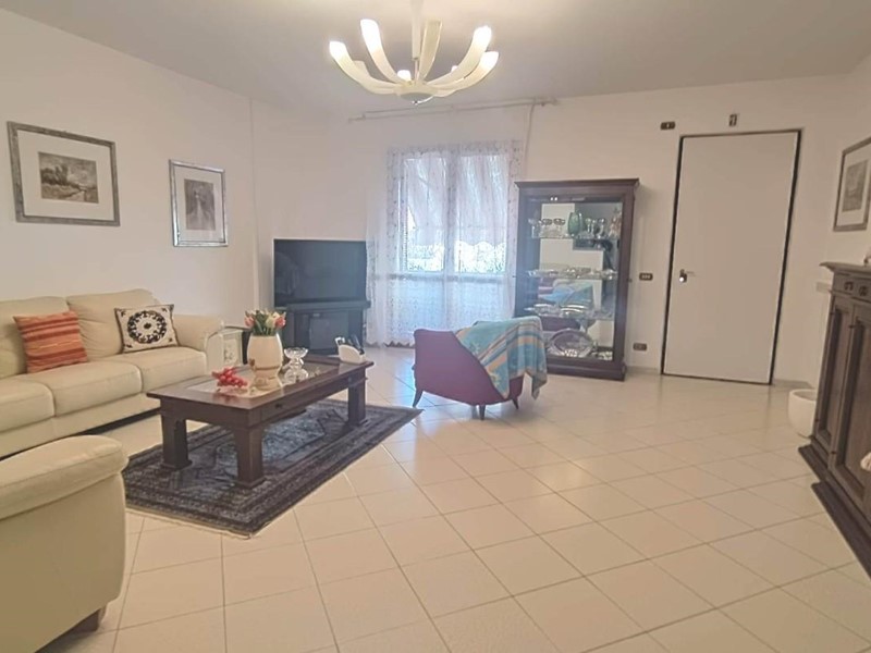 Villetta a schiera in Vendita a Carrara, zona Avenza, 390'000€, 220 m², arredato