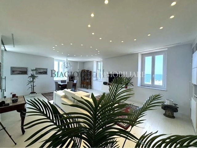 Appartamento in Vendita a Livorno, zona Antignano, 670'000€, 160 m²