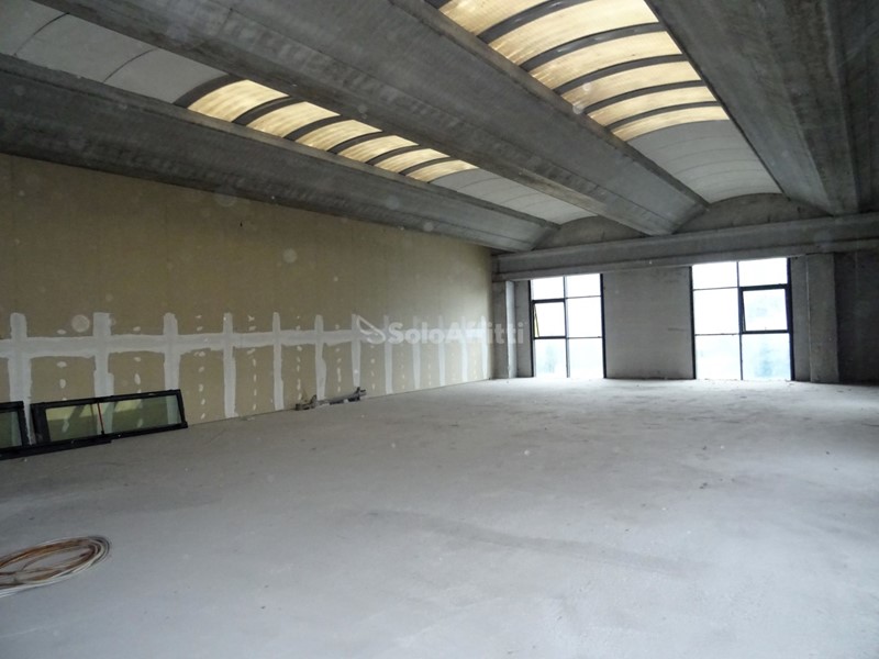 Ufficio in Affitto a Corinaldo, 1'300€, 215 m²