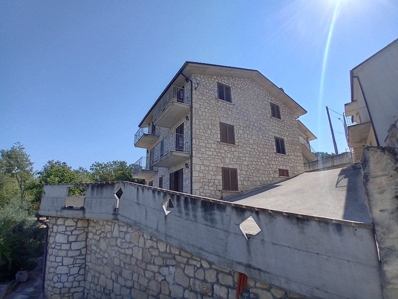 Villa in Vendita a Roccamorice, 626 m², arredato, con Box