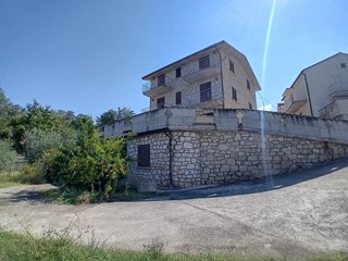 Villa in Vendita a Roccamorice, 626 m², arredato, con Box