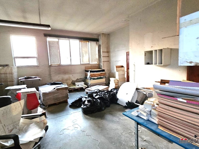Capannone in Vendita a Colle di Val D'Elsa, 280'000&euro;, 1250 m²