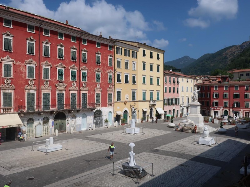 Appartamento in Vendita a Carrara, 450'000€, 380 m², arredato