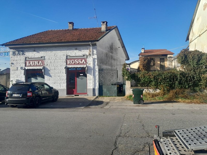 Attività commerciale in Vendita a Torino, zona Barca, 9'500€, 150 m²