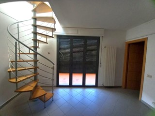 Ufficio in Affitto a Vecchiano, 700€, 70 m²