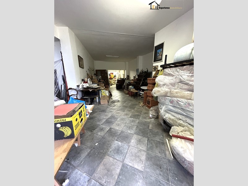 Magazzino in Vendita a Poggio Mirteto, 59'000&euro;, 236 m²