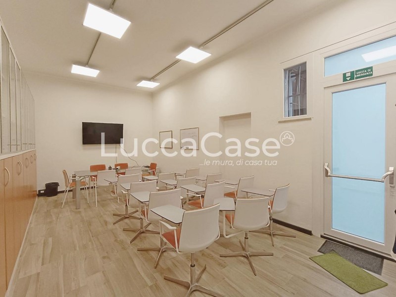 Ufficio in Affitto a Lucca, zona Pontetetto, 3'000€, 315 m²