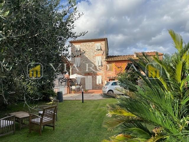 Casa di corte in Vendita a Capannori, zona Lammari, 399'000€, 170 m², arredato