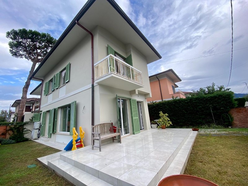 Villa bifamiliare in Vendita a Pietrasanta, zona Tonfano, 825'000€, 120 m², arredato