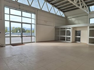Capannone in Affitto a Capannori, 9'000€, 900 m²