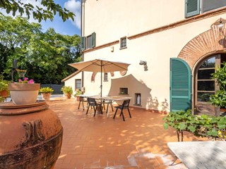 Casale in Vendita a Cascina, 600'000€, 300 m², con Box