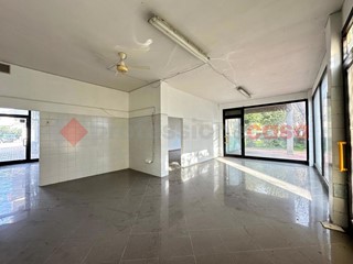 Negozio in Vendita a Arezzo, 150'000€, 120 m²
