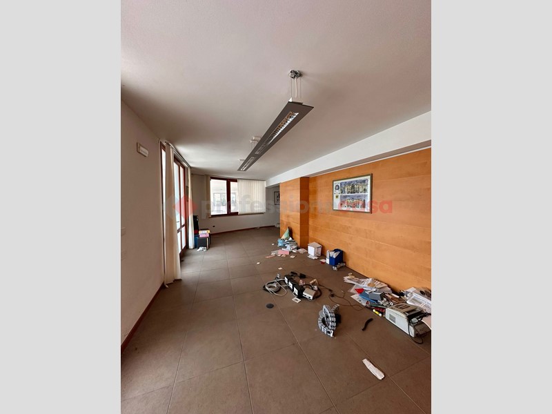 Negozio in Vendita a Pistoia, 100'000€, 111 m²