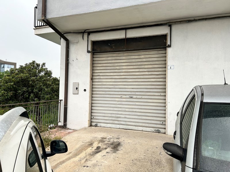 Magazzino in Vendita a Rende, zona Viale Principe, 40'000€, 40 m²