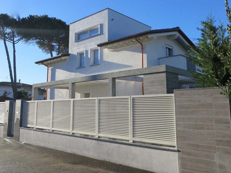 Villa in Vendita a Montignoso, zona Cinquale, 820'000&euro;, 220 m²