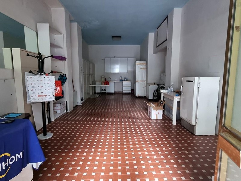 Attività commerciale in Affitto a Carrara, 450€, 44 m²