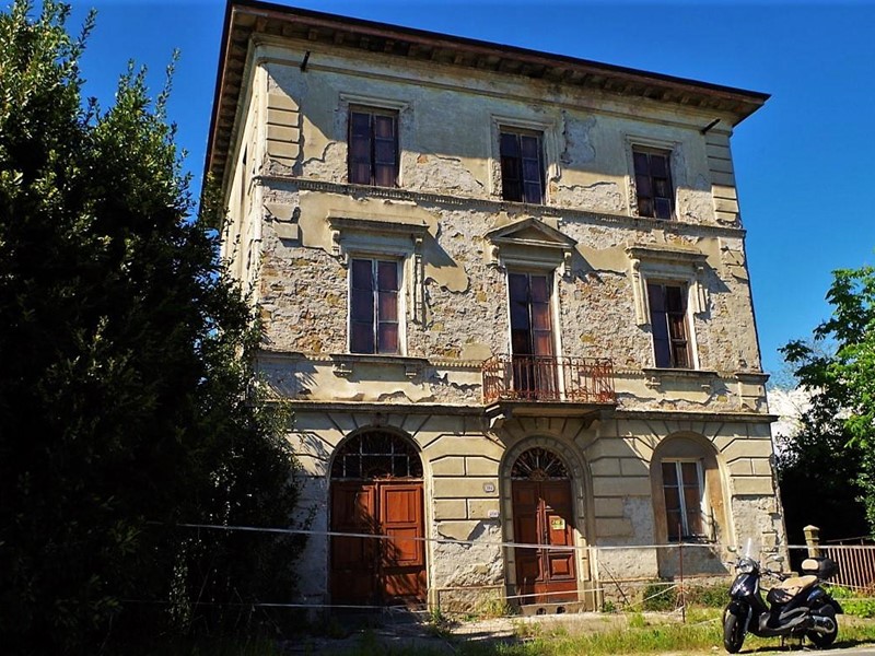 Appartamento in Vendita a Lucca, zona Nozzano, 255'000&euro;, 463 m²
