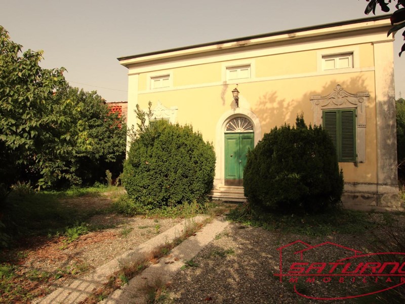 Villa in Vendita a Lucca, zona Balbano, 395'000€, 240 m², con Box