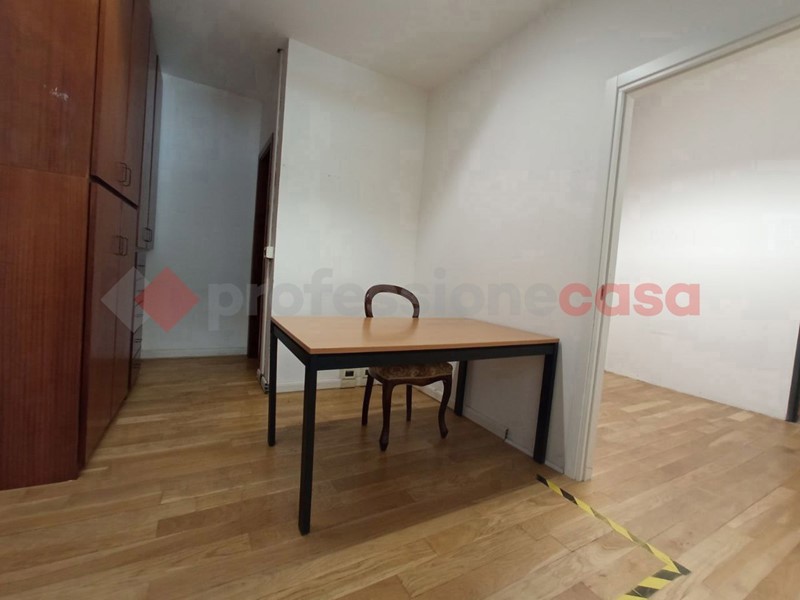 Negozio in Affitto a Arezzo, 650€, 92 m²