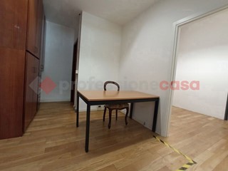 Negozio in Affitto a Arezzo, 650€, 92 m²