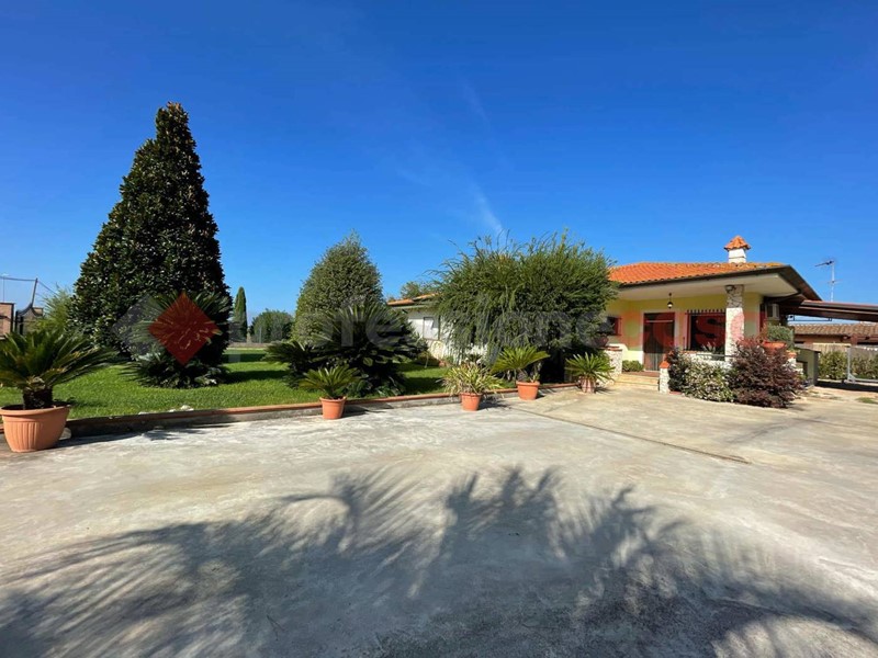 Villa in Vendita a Terracina, 359'000€, 140 m², arredato