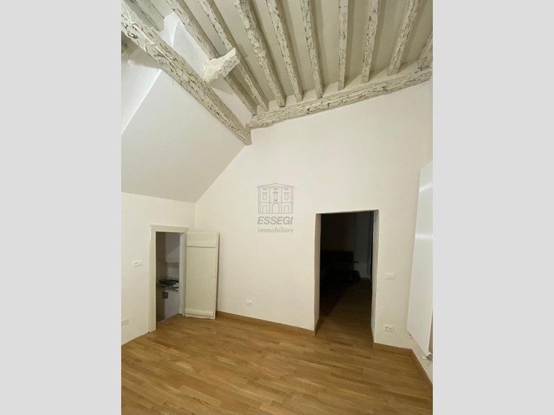 Immobile commerciale in Vendita a Lucca, zona Centro storico, 165'000€, 40 m²