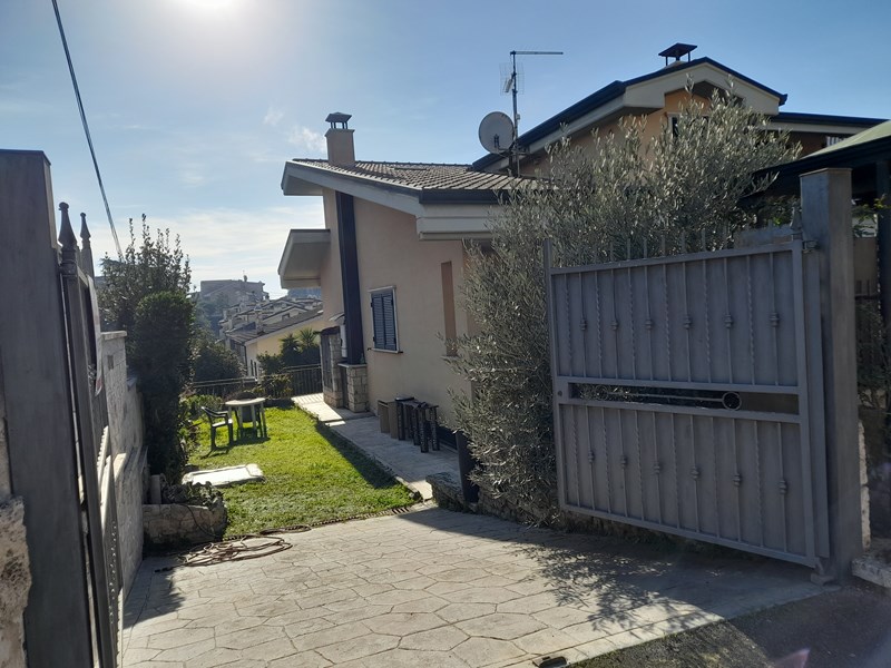 Villa bifamiliare in Vendita a Guidonia Montecelio, zona Marco simone , 375'000€, 220 m²