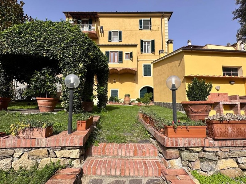 Villa in Vendita a Chianni, 1'000'000€, 450 m², arredato, con Box