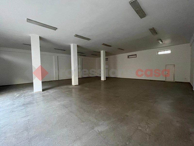 Negozio in Affitto a Manduria, 700€, 180 m²