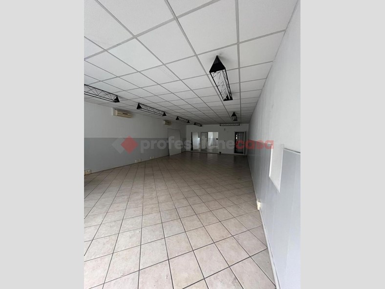 Negozio in Affitto a Arezzo, 900€, 90 m²