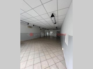 Negozio in Affitto a Arezzo, 900€, 90 m²