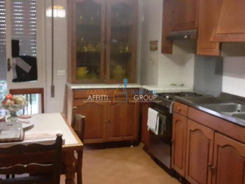 Appartamento in Vendita a Carrara, zona Avenza, 230'000€, 140 m², arredato, con Box